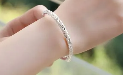 银手镯怎么清洗更亮(银手镯怎么清洗更亮最有效果)