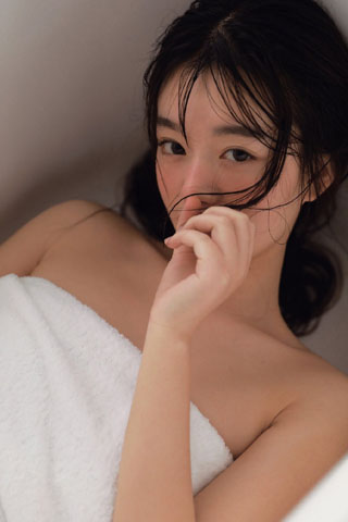 一边往下面伸一边发出声响，口述我跟美女邻居的性事