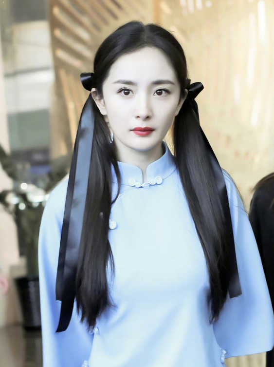 杨幂复古风搭双马尾，杨幂穿搭时尚潮流，打扮像个二次元少女