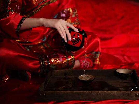 女儿红是什么酒，古代的女儿红是什么酒？“女儿红”的喻意是什么？