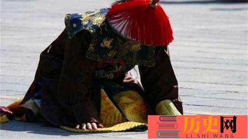 清朝官员下跪为什么要拍马蹄袖(清朝官员下跪为什么要拍马蹄袖)