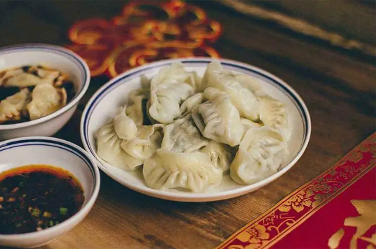 蒸饺子要抹油吗蒸饺要不要先擦一层油(蒸饺子需要多长时间)