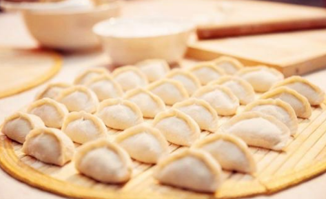 饺子浮起来了但是没熟怎么办冻饺子浮起来以后再煮几分钟(饺子浮起来就是煮熟了吗)